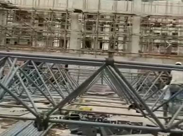 广东肇庆市淮阳县管理中心羽毛球馆螺栓球网架安装进行中